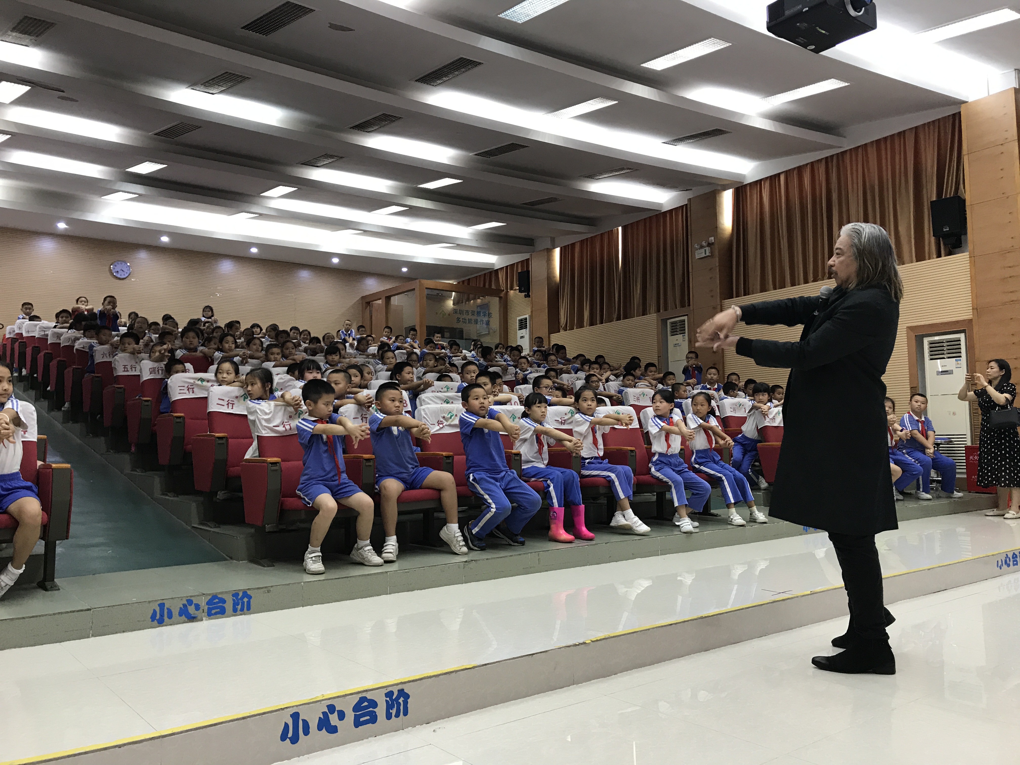 公益魔法科学进校园8.JPG 公益魔法科学进校园8.JPG